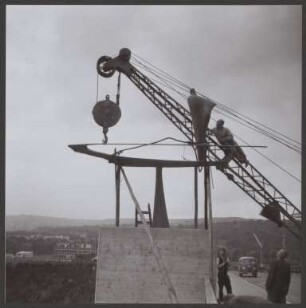 Aufstellung der Skulptur "Großer Fährmann" von Bernhard Heiliger an der Dieter-Roser-Brücke über dem Neckar in Esslingen