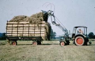 Fotografie: Traktor, Frontlader, Zubehör, Be- und Entladen, Heuernte, Heu