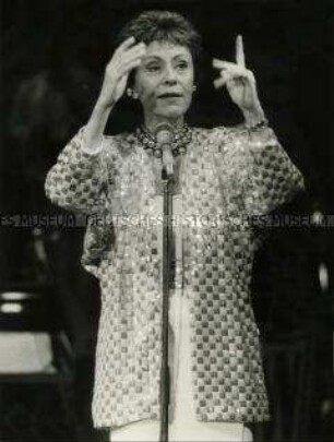 Caterine Valente bei einer Show im Theater des Westens