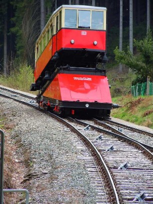 Standseilbahn bei Oberweissbach : Von der Talstation Obstfelderschmiede überwindet die steilste Standseilbahn der Welt für normalspurige Eisenbahnwagen auf einer Länge von 1360 m einen Höhenunterschied von 320 m bis zur Bergstation. Aufgenommen bei Oberweissbach am 29. April 2012