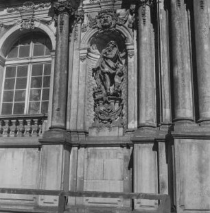 Dresden-Altstadt. Zwinger. Kronentor. Skulptur "Der Winter"