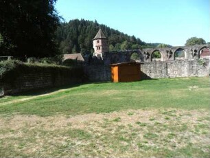 Hirsau-Kloster St Peter und Paul-Klosterbereich im Ostnordosten-Ruinen des Kreuzgangs in Ansicht nach Westsüdwesten (im Hintergrund Torturm des Jagdschlosses)
