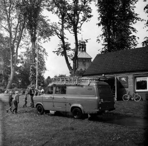Dorffest "Spiel und Spaß": Dorfanger: Freiwillige Feuerwehr Eichede: Löschwagen vor Feuerwehrgerätehaus: links Kindergruppe: dahinter Ehrenmal: im Hintergrund Bäume und Turm der Evangelischen Kirche Eichede