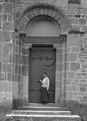 Südportal; auf dem Türsturz Aposteldarstellungen
