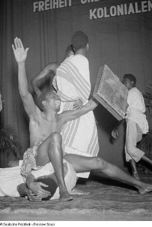 Auftritt eines afrikanischen Ensembles unter der Leitung der Dichters Keita Fodeba in der Kongresshalle