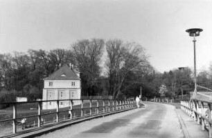 Boxberg/O.L.-Bärwalde. Blick von der Brücke des Spreewehrs zum ehem. Elektrizitätswerk Bärwalde, dort ehemals das Hammerwerk