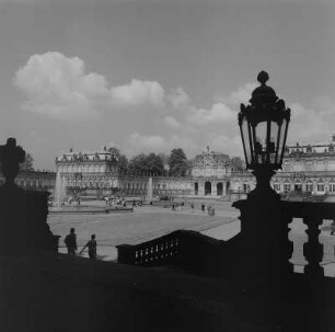 Dresden. Zwinger, Blick vom Deutschen Pavillon zum Mathematisch-Physikalischen Salon und zum Wallpavillon