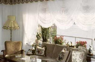Wohnzimmer mit Couch und Tisch