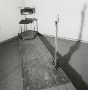 1. Obergeschoß. Fotoatelier mit Vorrichtung zur Positureinstellung des Häftlings