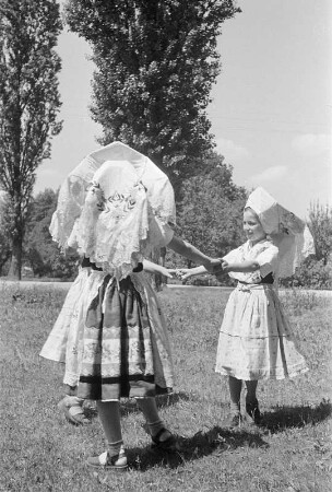 Mädchen in niedersorbischer Tracht aus Dissen : Holcy z Dešna w rejowanskej drasće : Dissen / Dešno