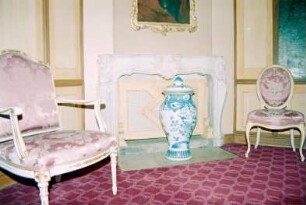 Schloss Ahrensburg: Innenansicht: Gartensaal: Kaminumrandung, davor große Deckelvase, Medaillon-Stuhl, Armlehnstuhl: August 1994