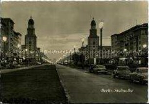 Die Stalinallee in Berlin am Abend