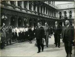 Adolf Hitler bei der Parade zu seinem Besuch in Venedig