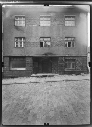 Altenburg, Kesselgasse. Wohnhaus mit Laden. Straßenfront (Teilansicht)