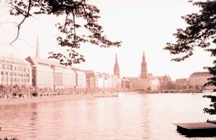 Hamburg: Binnenalster mit Rathaus von der Lombardsbrücke