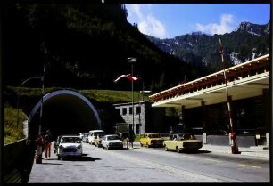 Loiblpass: Tunneleinfahrt und Österreichisches Zollamt