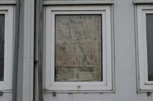 Fenster einer Flüchtlingsunterkunft