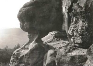 Rauenstein-Südwand. Schichthöhle mit "Sanduhr"-Pfeiler. Blick zum Kleinen Bärenstein