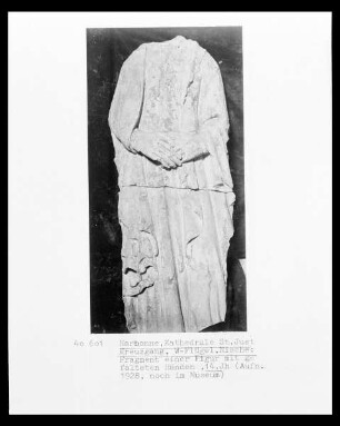 Figur mit gefalteten Händen
