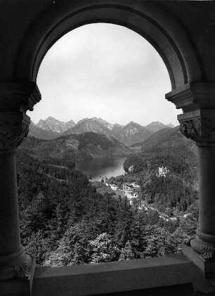Schwangau-Hohenschwangau. Schloß Neuschwanstein. Palas. Westfront. Blick vom oberen Thronsaal-Söller auf Hohenschwangau und den Alpsee