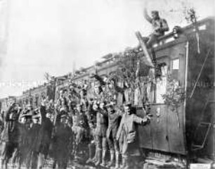 Militärzüge mit heimkehrenden Truppen