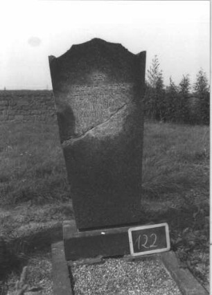Grabstein 122 (Index: 100114155) Material: Kalkstein Zustand: gebrochen und repariert mit Textverlust Maße HxBxT: 136x56x16 cm Beschreibung: sich nach oben verbreiternde Stele, Sockel, Vorhangbogenabschluß mit Eckakroteren: Grabstein 122