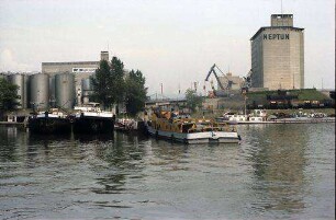 Basel: Einfahrt Zollhafen