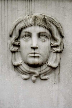 Schillerdenkmal : Schillerdenkmal. Marmor (1913-1914; S. Werner). Relief "Haupt der Medusa". Dresden-Neustadt, Albertplatz