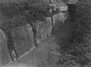 Eingangsbereich einer Tempelanlage : Steintafeln mit Bildern im Eingangsbereich einer Tempelanlage.