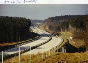 Trassierung, Blick nach Süden In Bildmitte Möhntalbrücke, im Hintergrund Überführung Gehrenweg, Wildschutzzaun, Leitplanken