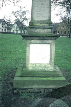 bei Kirche: Ehrenmal 1848/51 - 1870/71: Teilansicht
