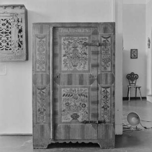 Möbel-Museum : Bautzen. Stadtmuseum. Ausstellungsraum mit Bauernschrank