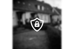 Meisenweg: Panzerfaust im Vorgarten: hinter Hecke Kinder, Jugendliche und Frau vor Wohnhaus: 26. November 1966
