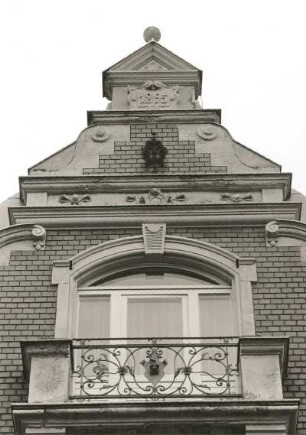 Dresden-Neustadt, Radeberger Straße 26/24. Doppelwohnhaus (Gästehaus Flugzeugwerft GmbH; 1895). Balkon und Giebel (Nr. 24, 2. Obergeschoß)
