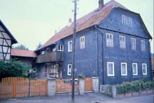 Dreiseithof: Wohnhaus verschiefert mit Oberlaube, Krüppelwalmdach; kleiner Vorgarten