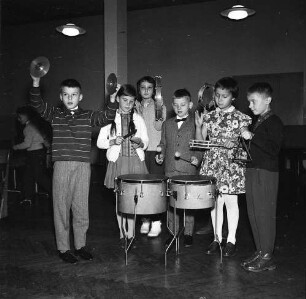 Kindergruppe beim Musizieren auf Instrumenten