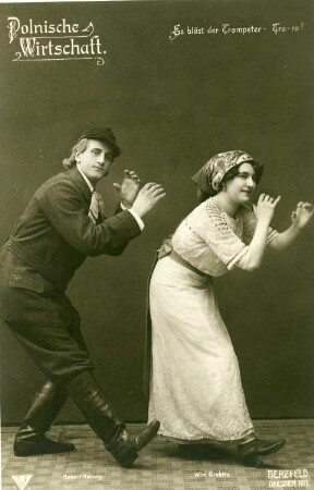 Robert Hellwig und Wini Grabitz in "Polnische Wirtschaft" : Robert Hellwig und Wini Grabitz in "Polnische Wirtschaft", Vaudeville-Posse von Jean Gilbert. Couplet "Es bläst der Trompeter - Tra-ra!" Dresden, 1911. Fotografie (Weltpostkarte) von Martin Herzfeld