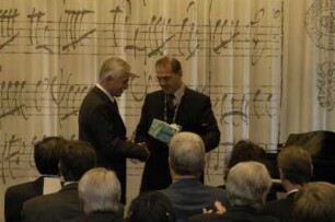 Prof. Hermann Kokenge, Rektor der Technischen Universität Dresden, überreicht Dr. Thomas Bürger ein Geschenk