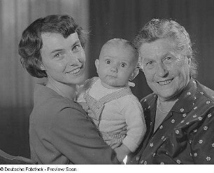 Familienporträt Oma, Enkelin mit Baby