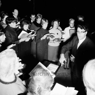 Karpfenfest: Neuhöfer Teich: Wasserbühne: Nachtaufnahme: Reinfelder Kammerchor singt unter Leitung von Detlev Andresen, 10. Oktober 1965