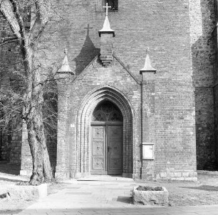 Bernau, Kirchplatz. Stadtpfarrkirche St. Marien (1400/1519, 1839/1846 Neubau Turm, 1979/1989 Restaurierung). Hauptportal. Ansicht von Süden