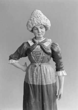 Frau in Grödner Tracht