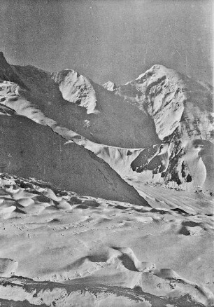 Gebirgslandschaft : Eine schneebedeckte Gebirgslandschaft im Tian Shan Hochgebirge