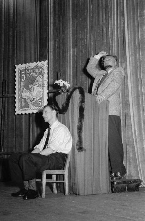 Szenenbilder aus dem Kabarettstück "Hurra! Humor ist eingeplant!". Kabarett "Die Distel" Berlin mit H. Kneip, G. Presgott, C. Brummerhoff, R. Trösch, G. Müller, W. Lierck, Wolfgang E. Parge, H. Krause u. a. Berlin, Haus der Presse 2.10.1953