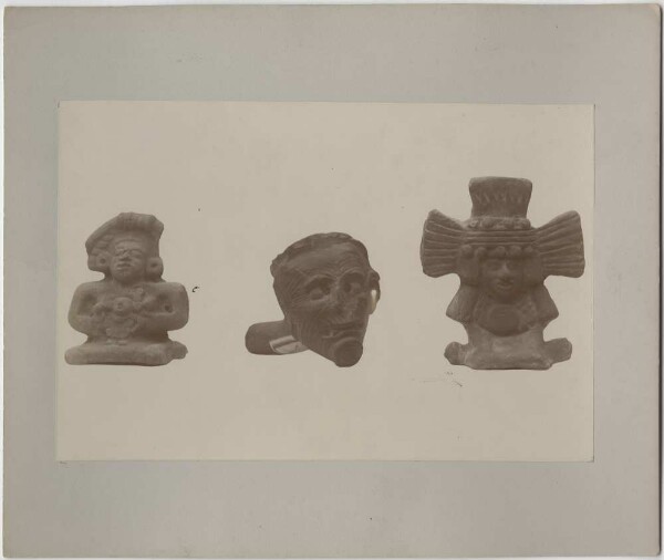 Trois objets en argile : à gauche : Mère et enfant, centre : tête en argile, droite : personnage en argile.