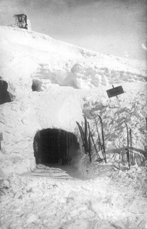 Schneekoppe (1 602 m). Eingang zur Baude unter mächtiger Schneedecke : Riesengebirge, Schneekoppe (1 602 m). Eingang zur Baude unter mächtiger Schneedecke