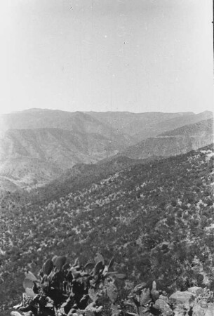 Am Altipianorand : Blick von einer Hochebene (ital. altipiano) in eine Berglandschaft in Eritrea