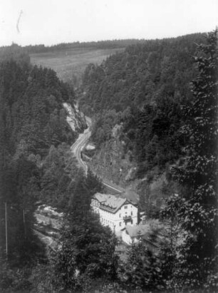Höckendorf-Edle Krone : Durchbruchstal der Wilden Weißeritz. Eisenbahnlinie der Strecke Freiberg - Dresden und Hotel und Restaurant Unverhofft Glück