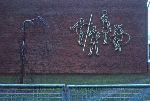 Schule: Wandrelief: Sportgruppe (Karl Opfermann)