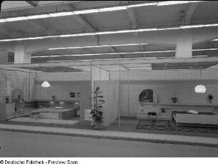 Schlafzimmer (Modell T 21) : Ausstellungskojen des VEB Möbelkombinat Zeulenroda-Triebes (ZEUTRIE) mit Schlafzimmermöbeln